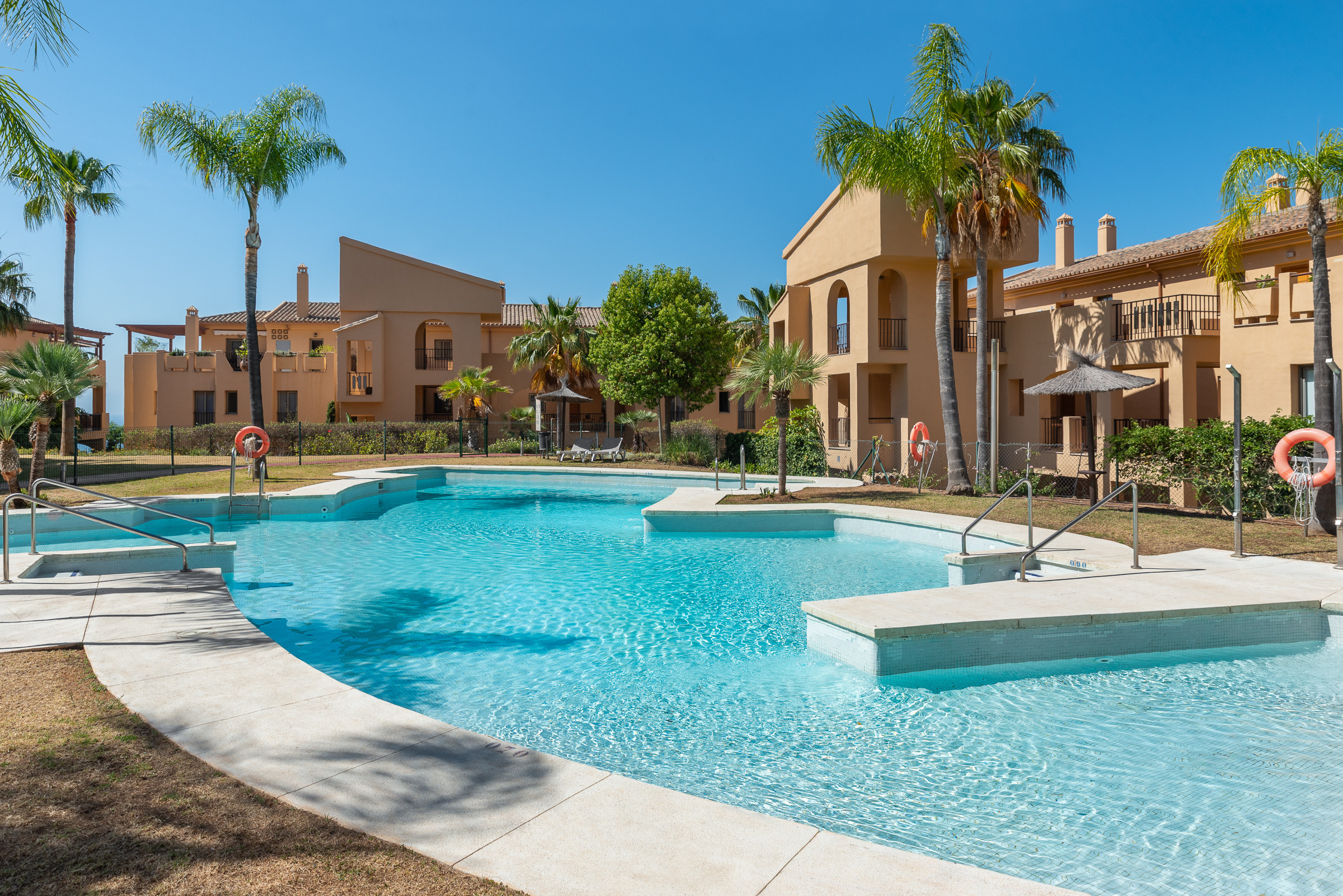 Apartamento en Benahavís - Apartamento de esquina con vistas a la montaña