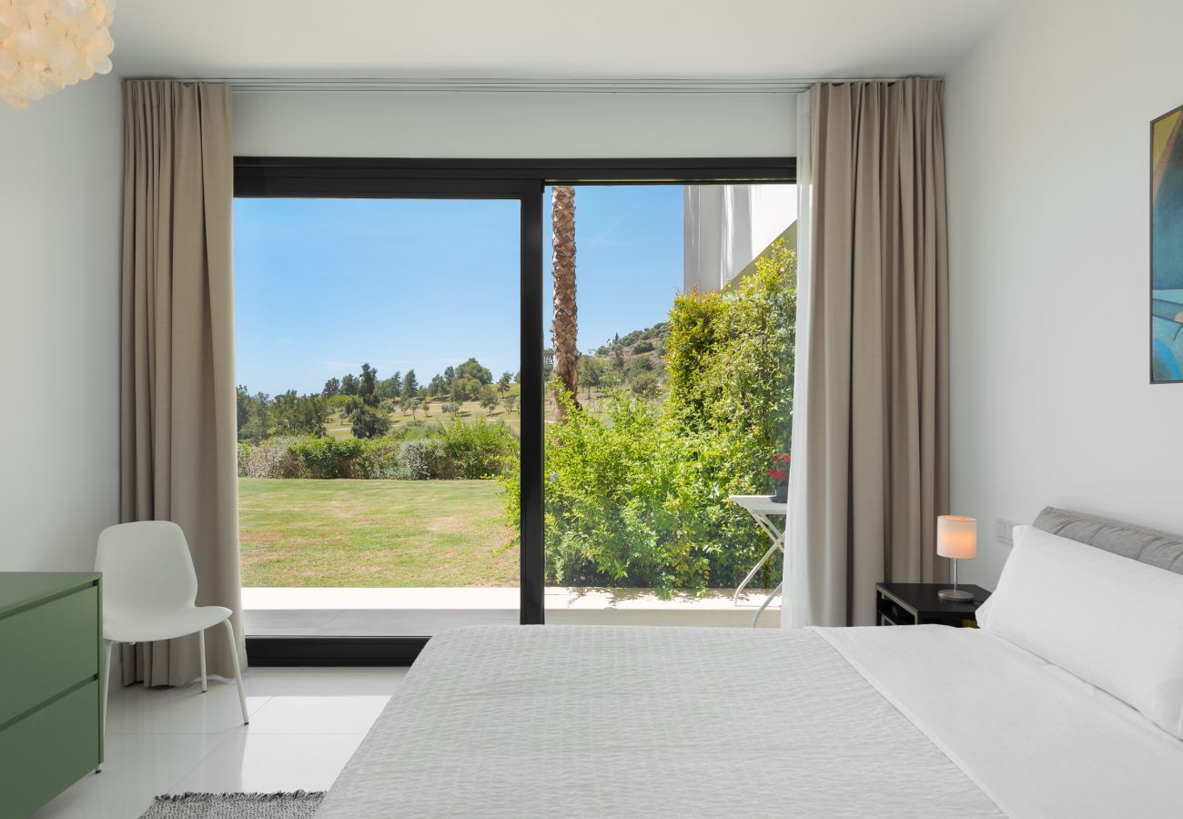 Apartamento en Benahavís - Vistas panorámicas y gran jardín en Atalaya Hills