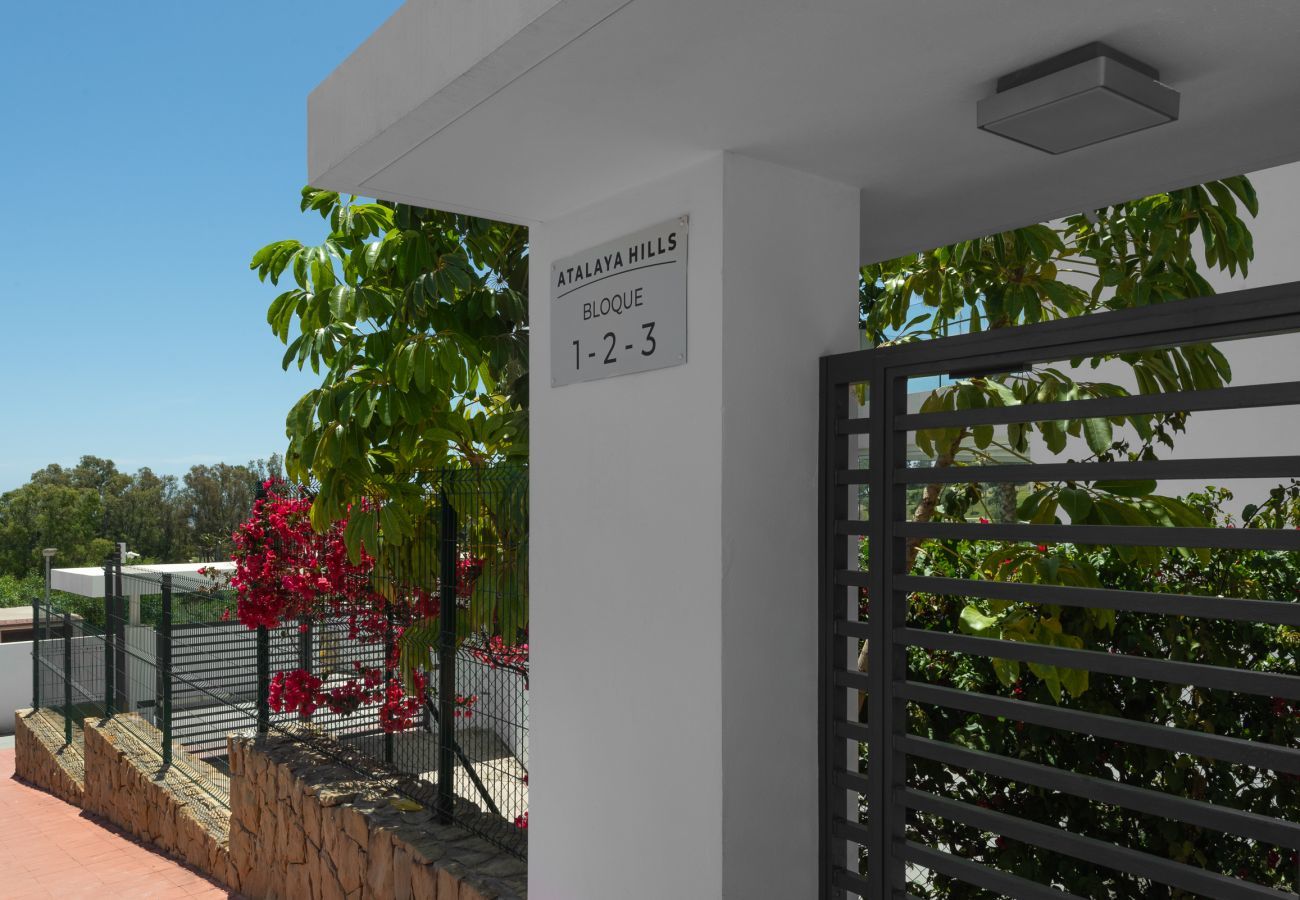 Apartamento en Benahavís - Vistas panorámicas y gran jardín en Atalaya Hills