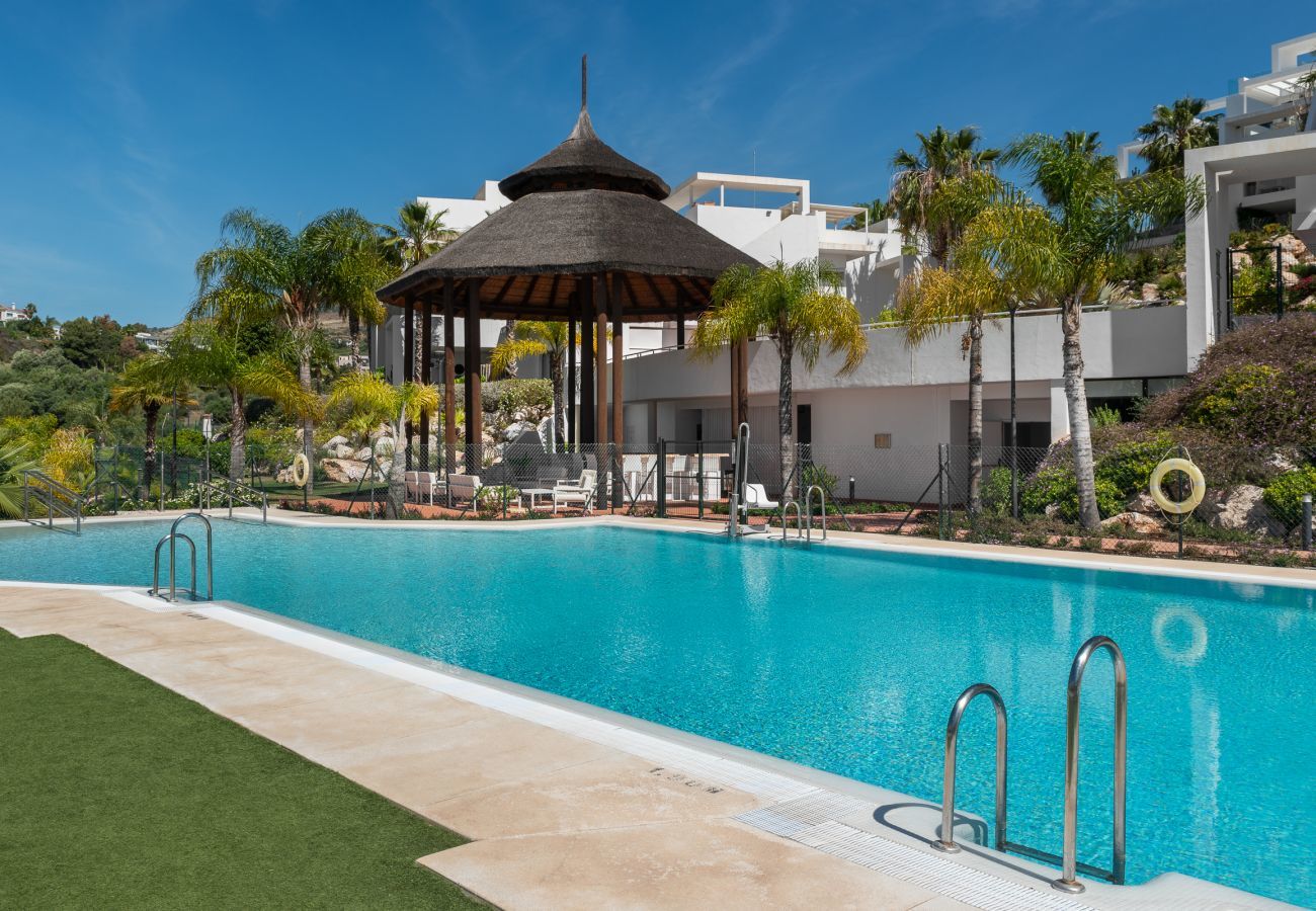 Apartamento en Benahavís - Vistas panorámicas y gran jardín en Atalaya Hills
