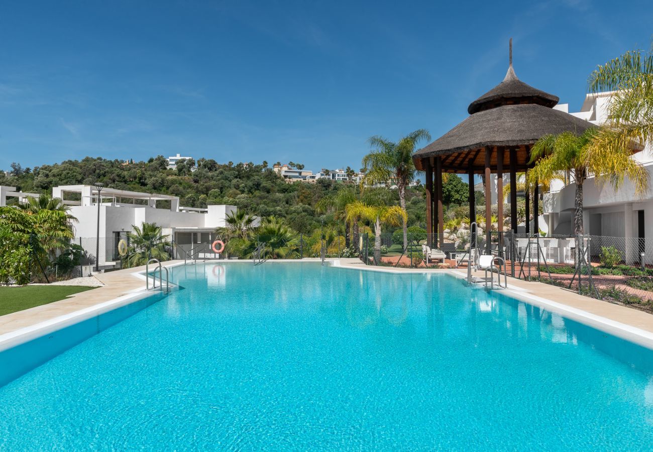Apartamento en Benahavís - Vistas panorámicas y gran jardín en Atalaya Hills