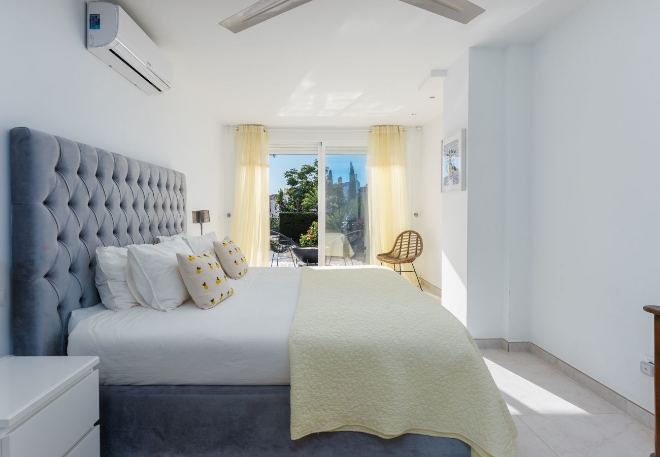 Apartamento en Estepona - Apartamento de 3 dormitorios con jardín