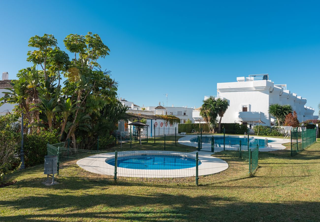 Apartamento en Estepona - Apartamento de 3 dormitorios con jardín