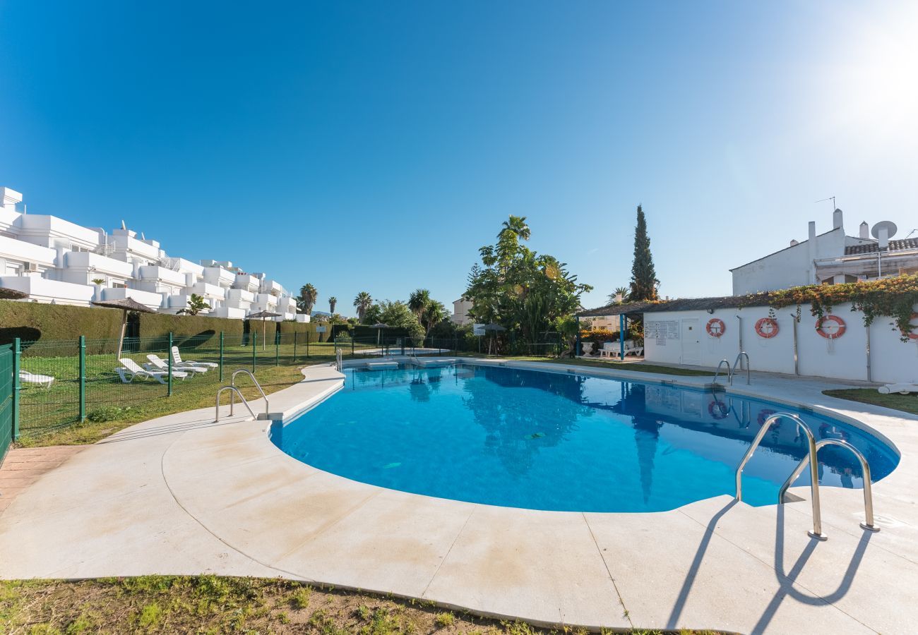 Apartamento en Estepona - Apartamento de 3 dormitorios con jardín
