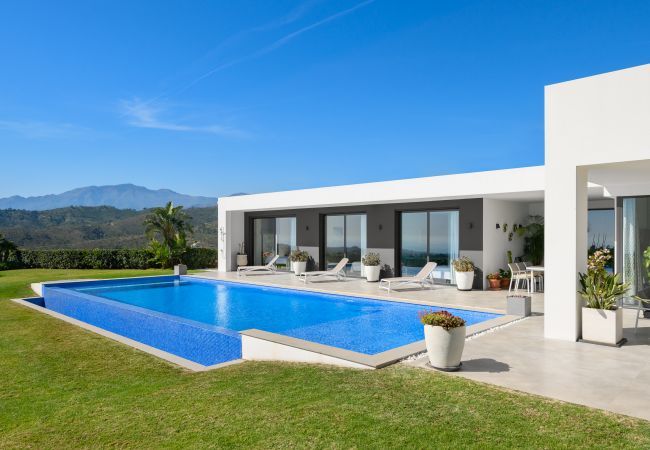 Villa in Benahavís - Stunning 3BR Villa with Sea & Mountain Views