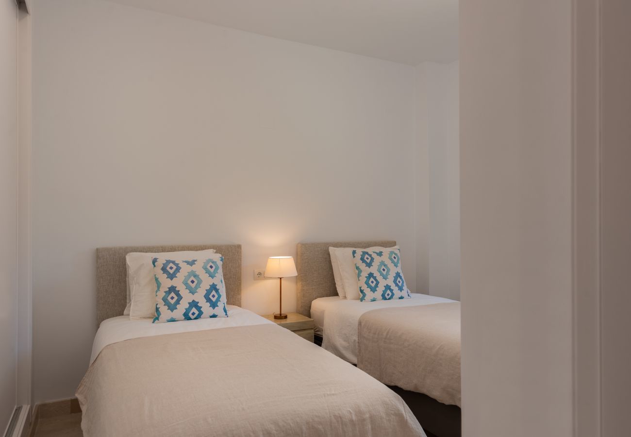 Apartment in Benahavís - Bright 3-Bedroom with Sunset Views