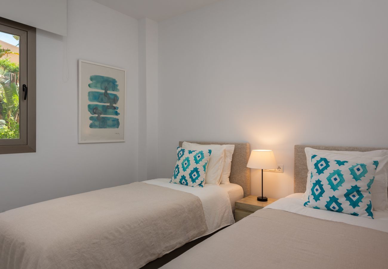 Apartment in Benahavís - Bright 3-Bedroom with Sunset Views
