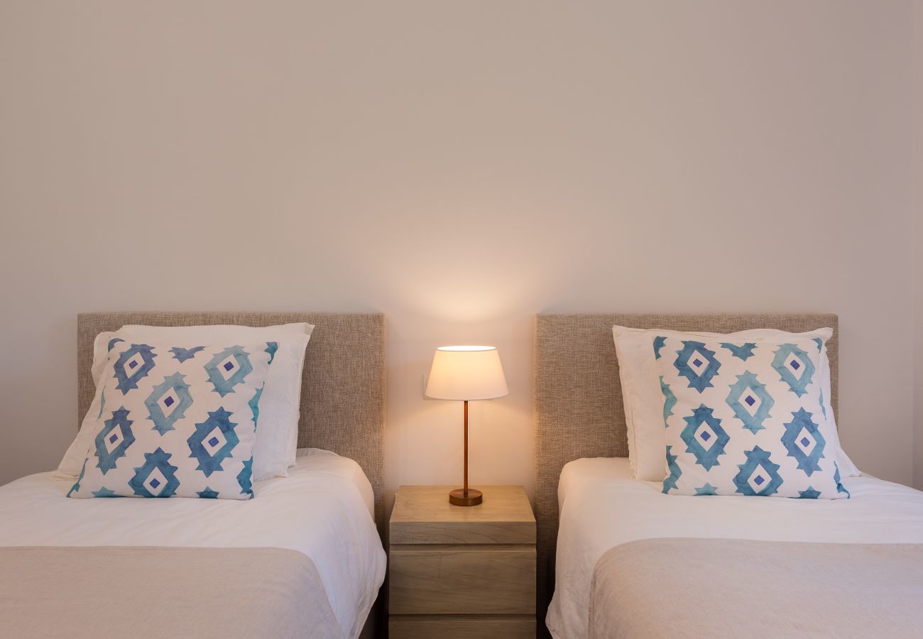 Apartment in Benahavís - Bright 3-Bedroom with Sunset Views