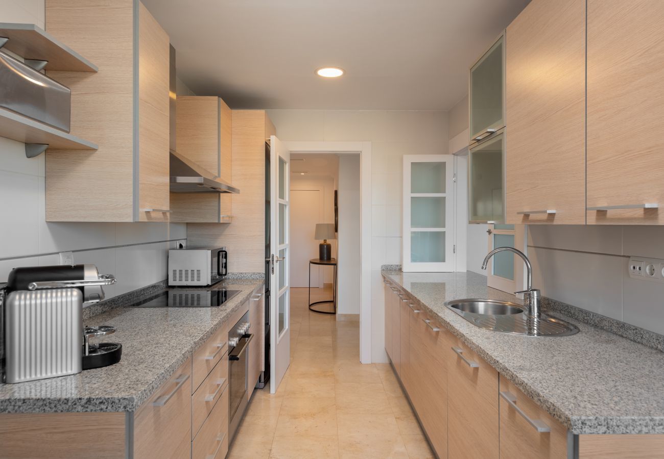 Apartment in Benahavís - Bright 3-Bedroom with Sunset Views