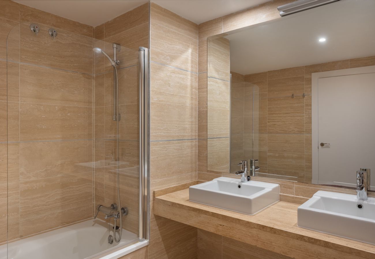 Apartment in Benahavís - Bright 3-Bedroom with Sunset Views