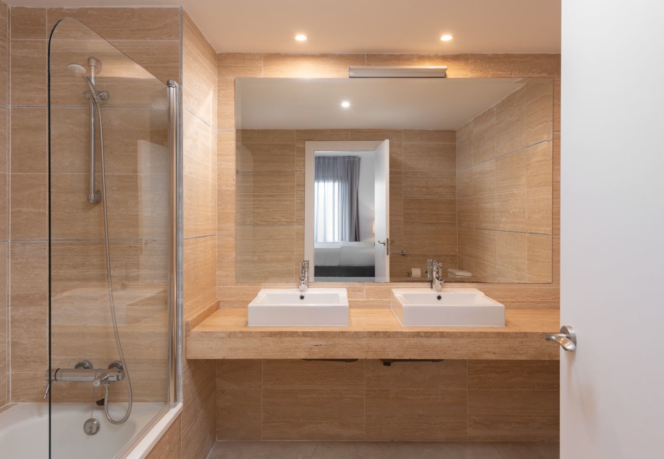 Apartment in Benahavís - Bright 3-Bedroom with Sunset Views