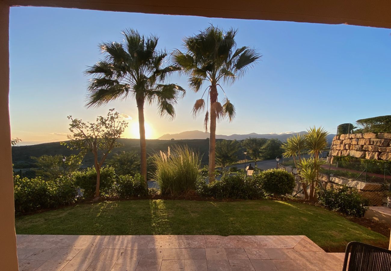 Apartment in Benahavís - Bright 3-Bedroom with Sunset Views