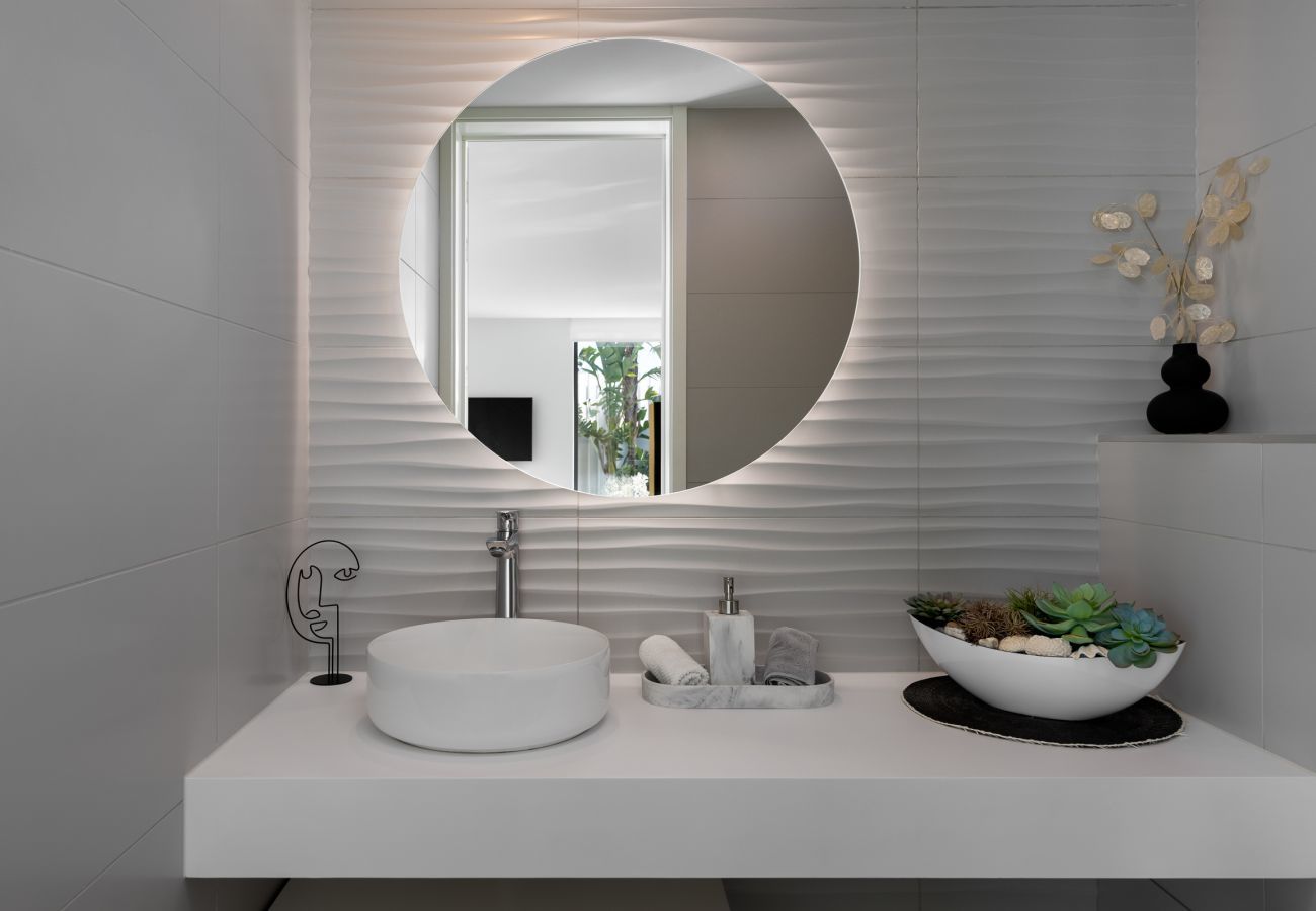Villa in Marbella - 4-Bedroom Modern Villa with Sea View