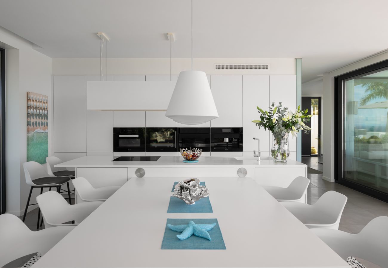 Villa in Marbella - 4-Bedroom Modern Villa with Sea View