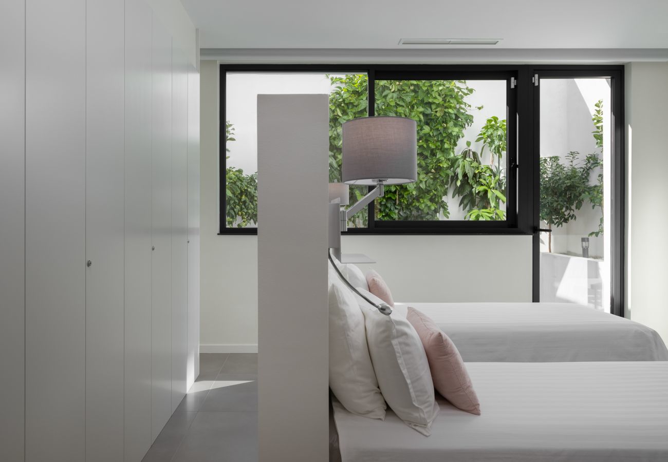 Villa in Marbella - 4-Bedroom Modern Villa with Sea View