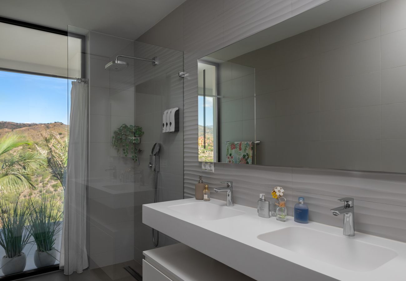 Villa in Marbella - 4-Bedroom Modern Villa with Sea View