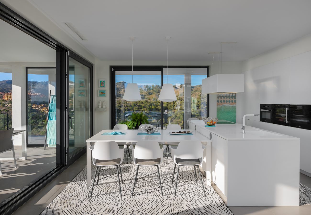 Villa in Marbella - 4-Bedroom Modern Villa with Sea View
