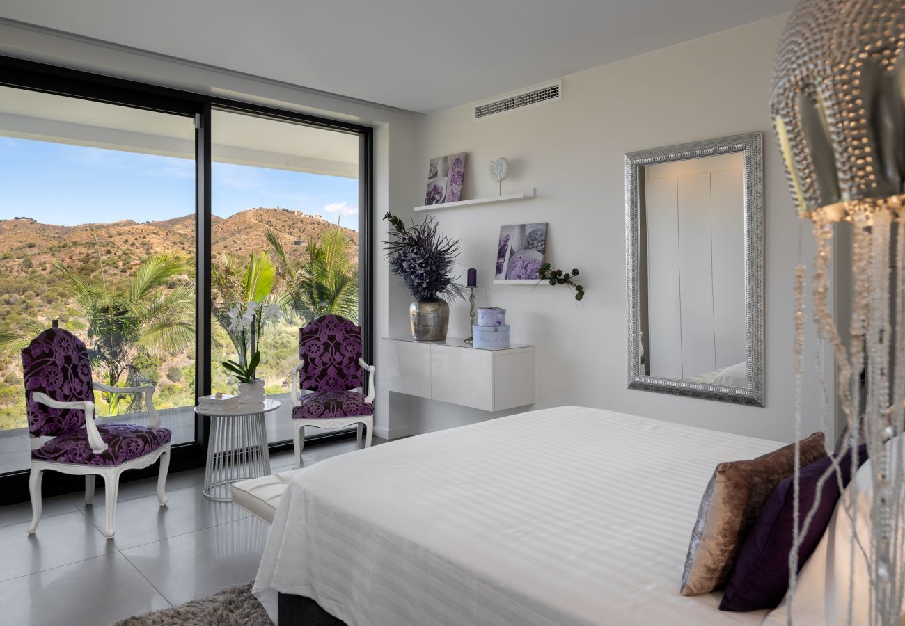 Villa in Marbella - 4-Bedroom Modern Villa with Sea View