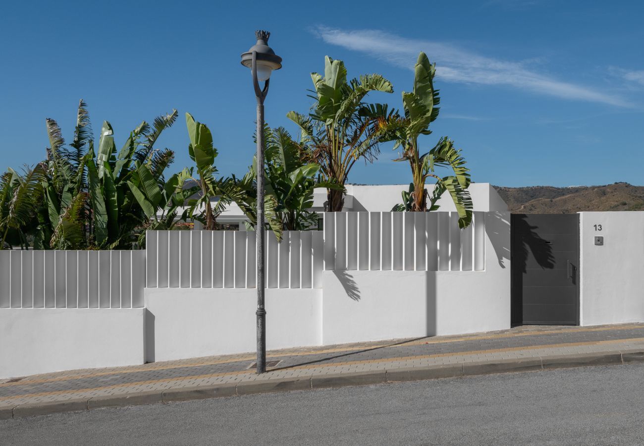 Villa in Marbella - 4-Bedroom Modern Villa with Sea View