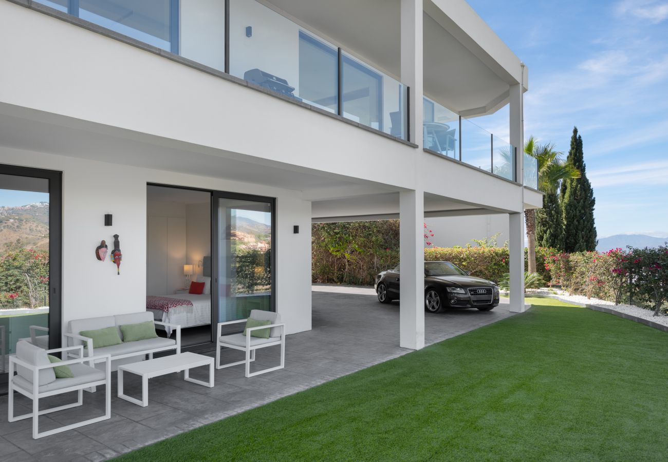 Villa in Marbella - 4-Bedroom Modern Villa with Sea View
