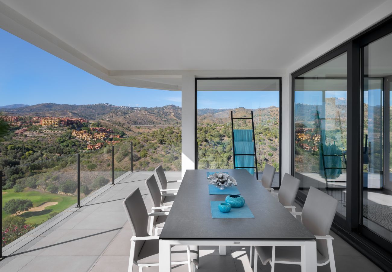 Villa in Marbella - 4-Bedroom Modern Villa with Sea View