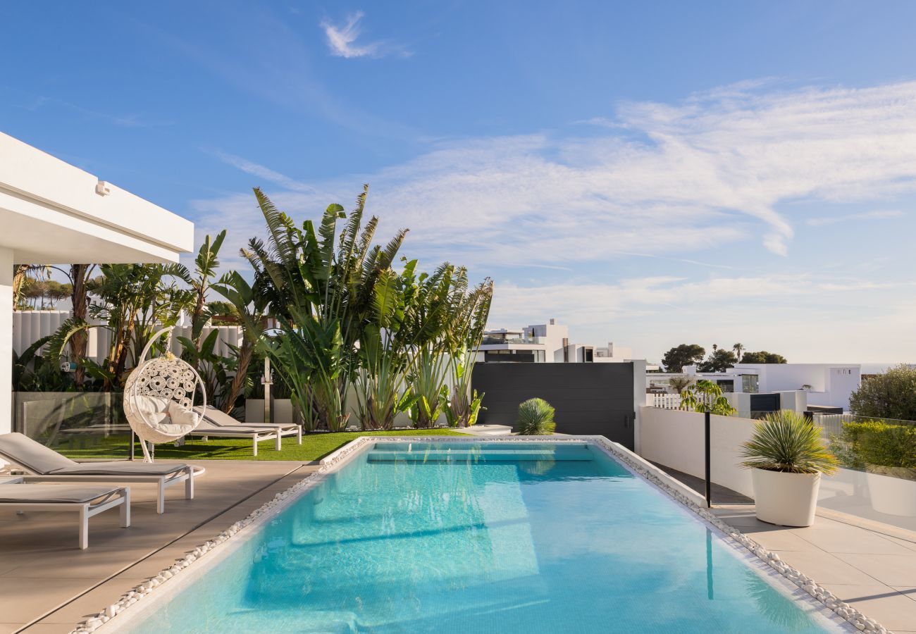 Villa in Marbella - 4-Bedroom Modern Villa with Sea View