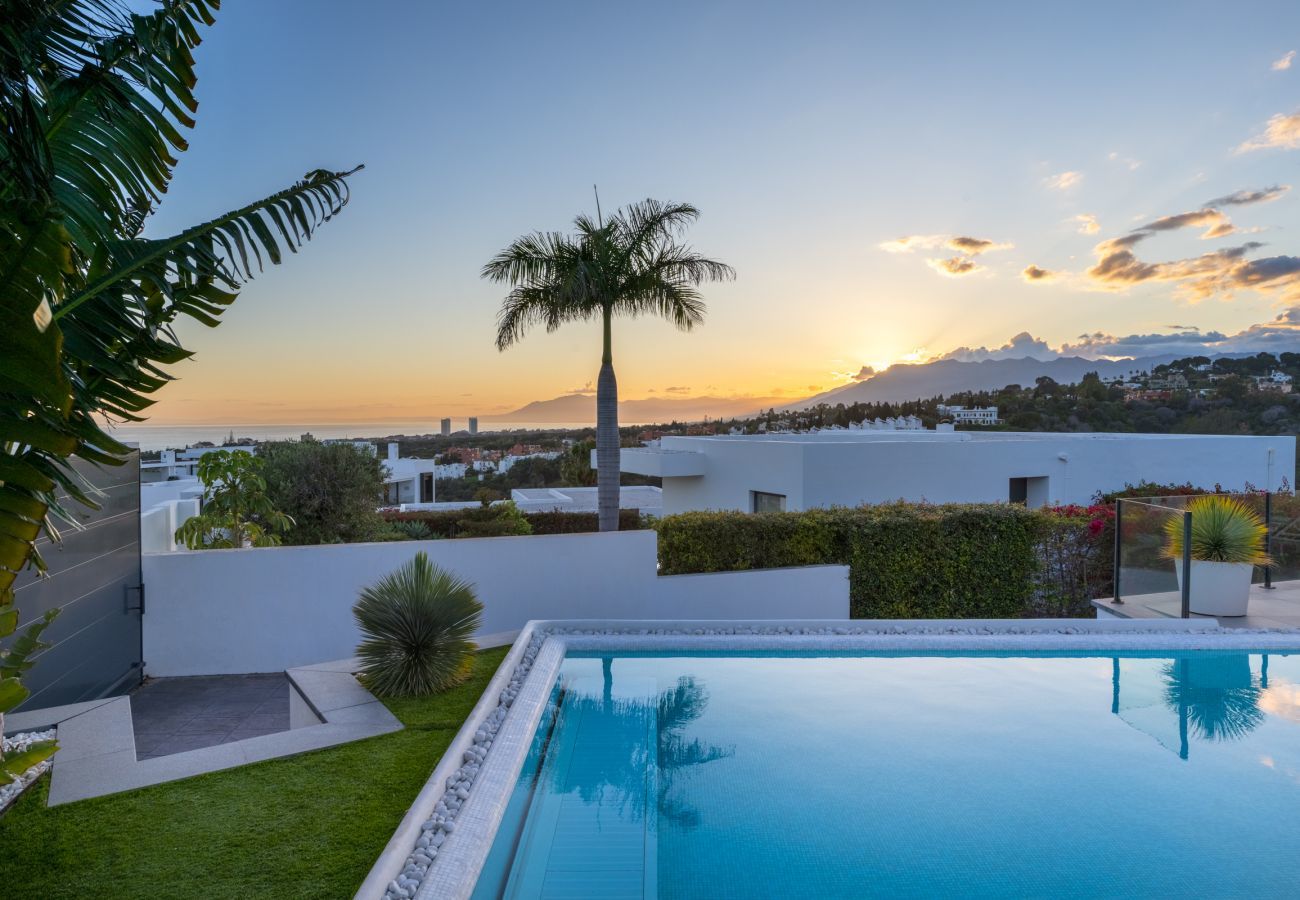 Villa in Marbella - 4-Bedroom Modern Villa with Sea View