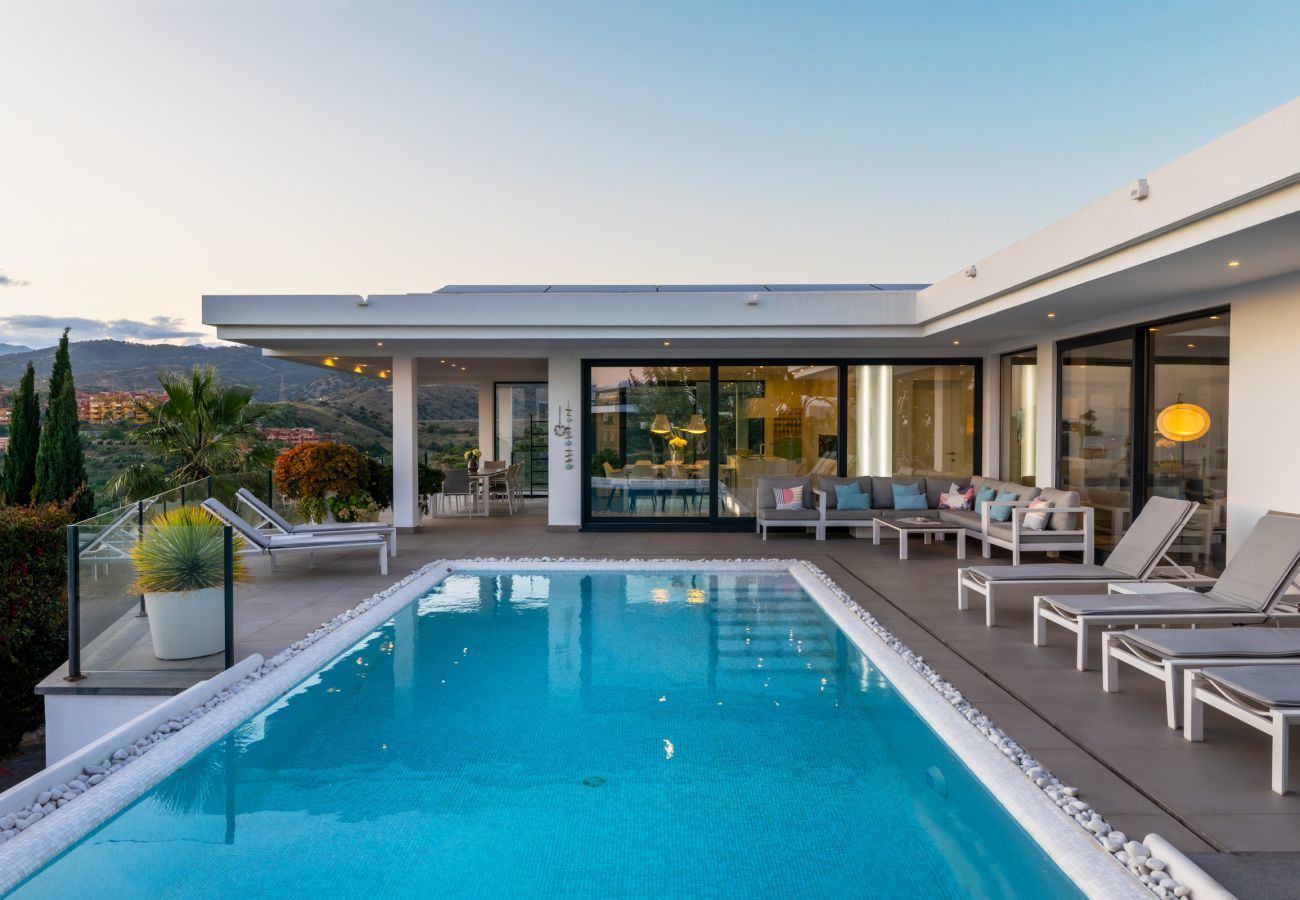 Villa in Marbella - 4-Bedroom Modern Villa with Sea View