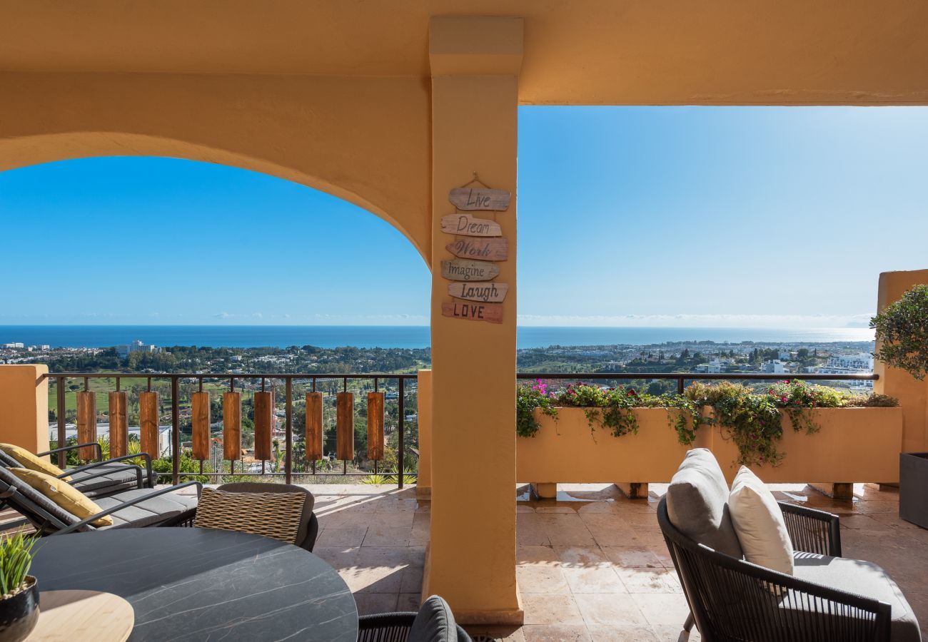 Apartment in Benahavís - Deluxe 2-Bedroom with Breathtaking Views