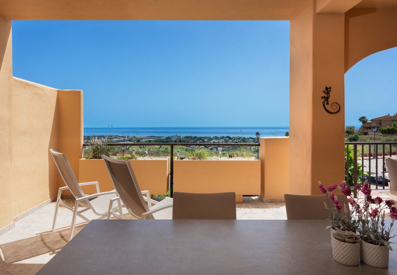 Apartment in Benahavís - 2-BR Middle Floor Apartment with Sea Views